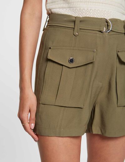 Short ajusté avec poches vert kaki femme