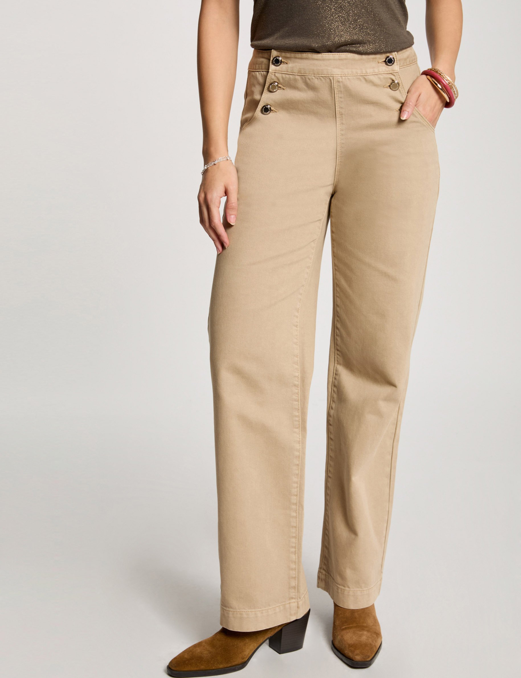 Wijde pantalon met sierknopen marron clair vrouw