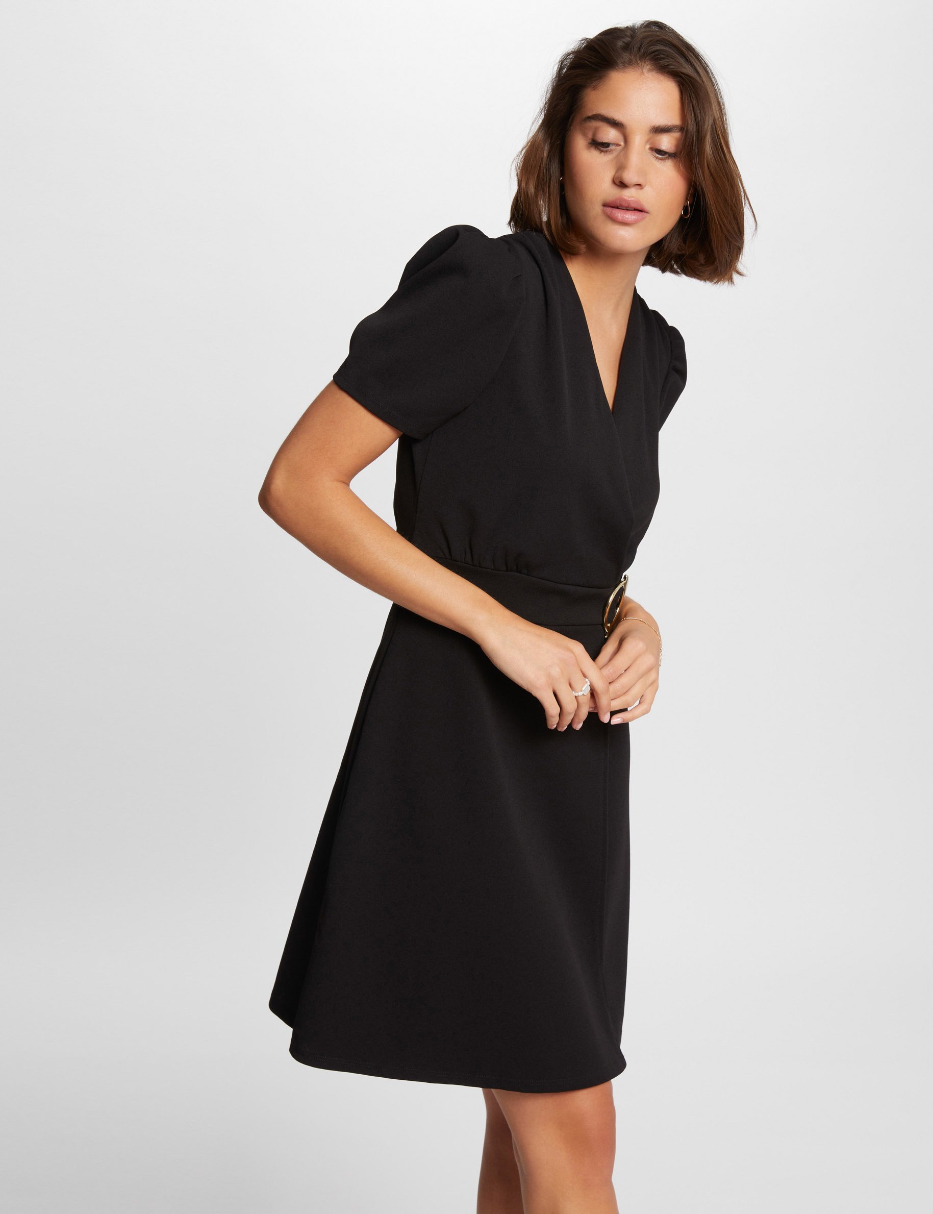 Robe courte cintrée drapée noir femme