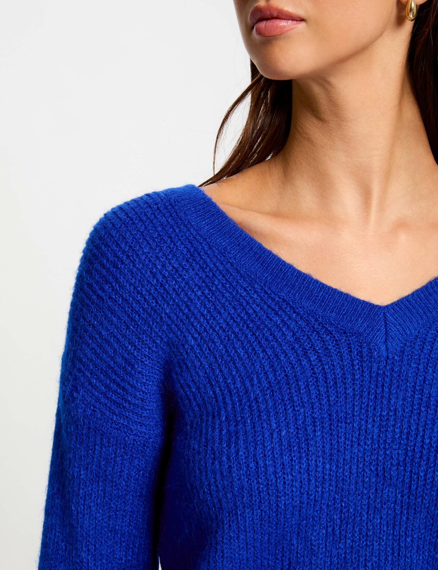 Pull col en V bleu electrique femme