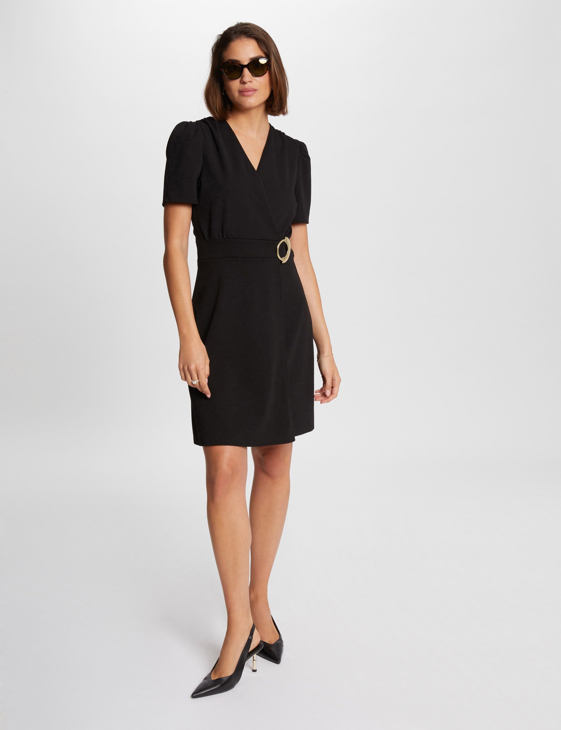 Robe courte cintrée drapée noir femme