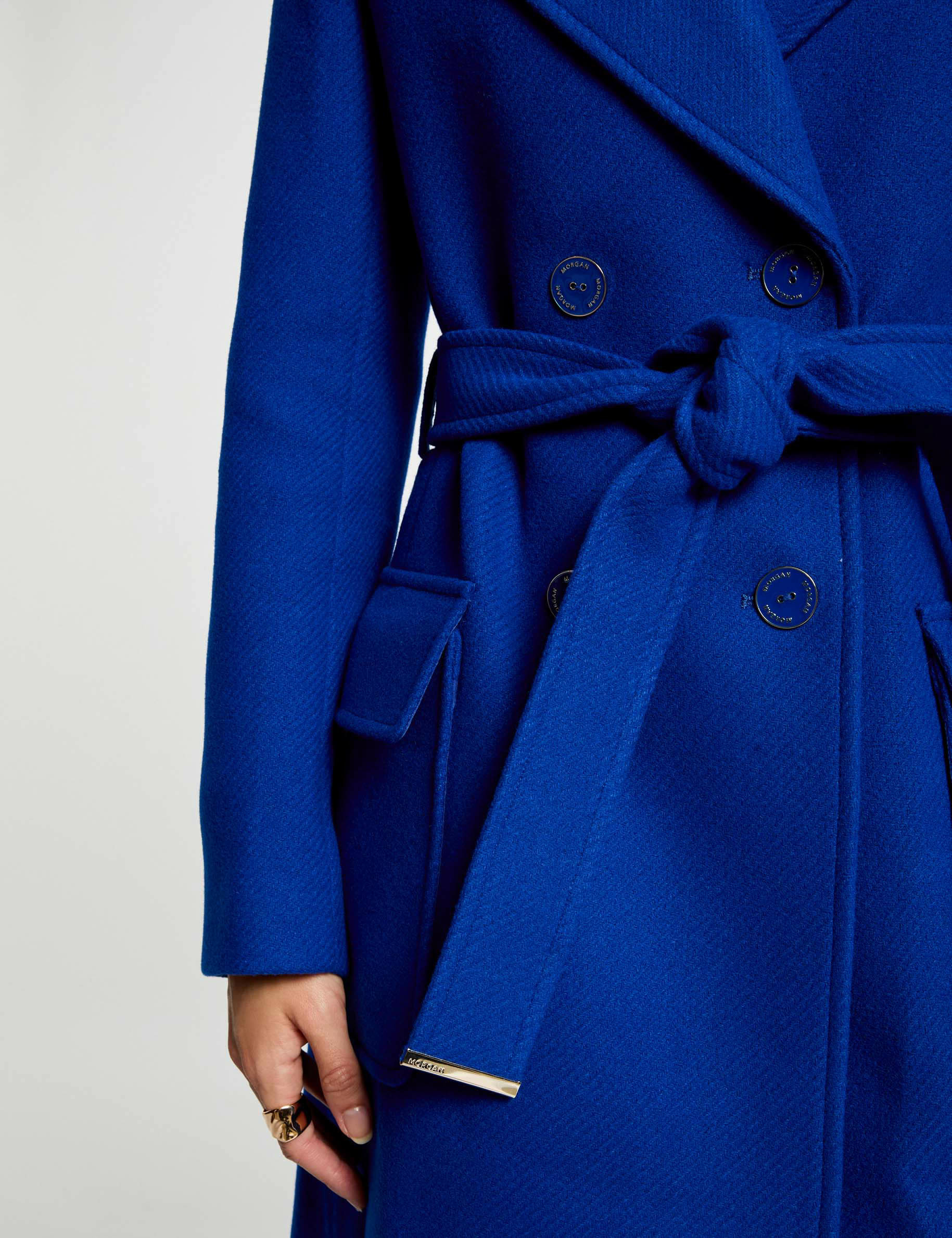 Manteau long cintré ceinturé bleu electrique femme