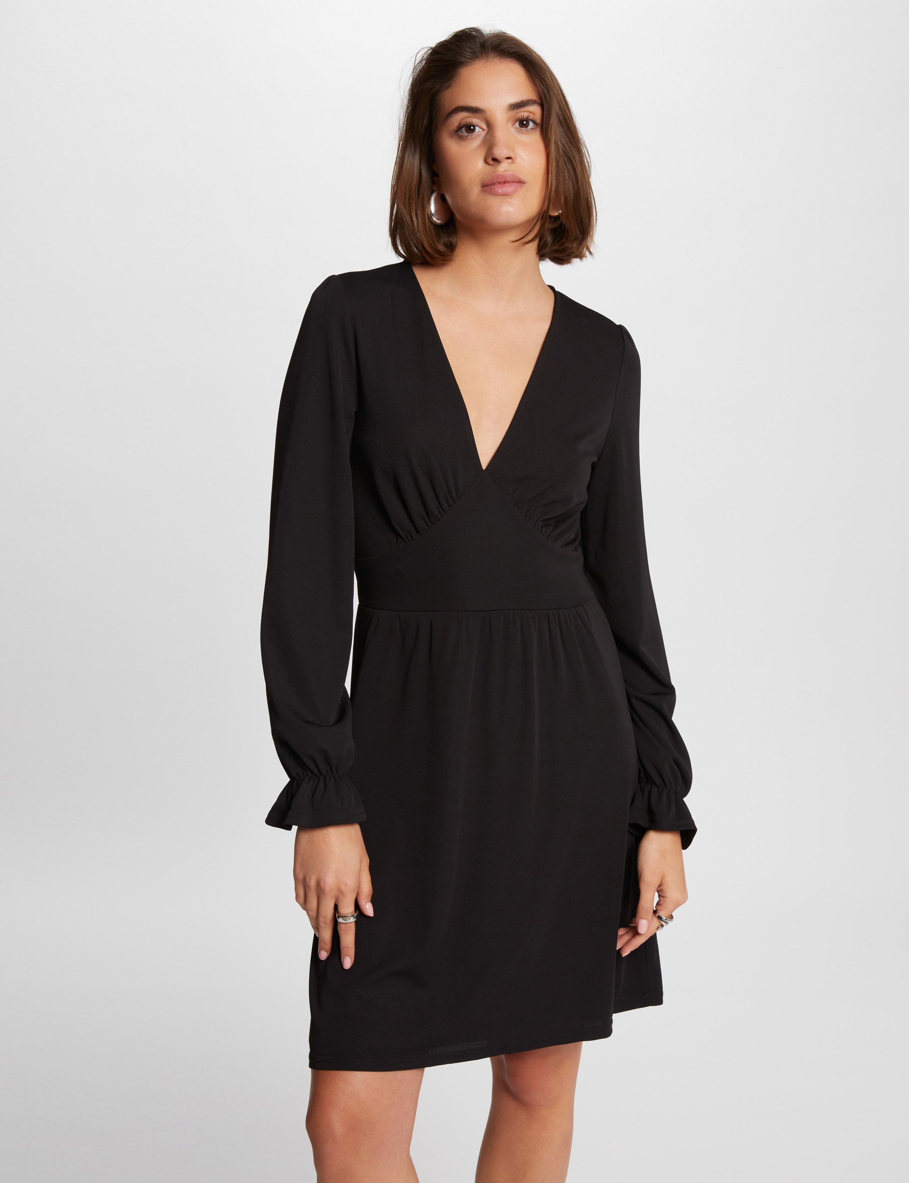 Robe courte cintrée col en V noir femme