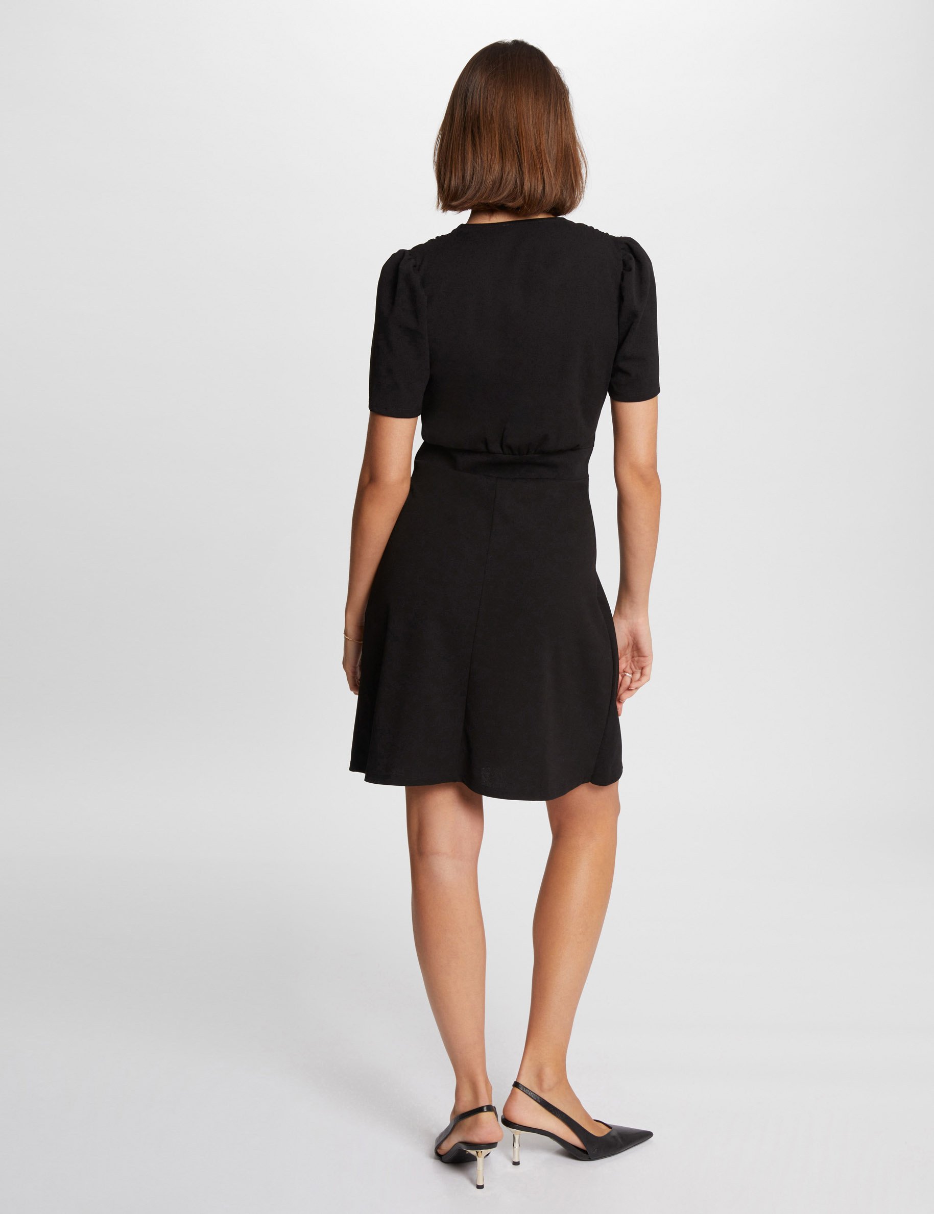 Robe courte cintrée drapée noir femme